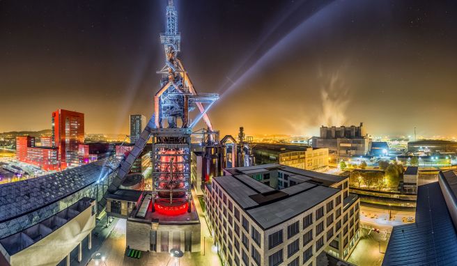 Der Hochofen von Esch-Belval ist als Denkmal in die zeitgenössische Architektur eingebettet. Das Areal des örtlichen ehemaligen Eisenerzabbaugebiets ist groß.