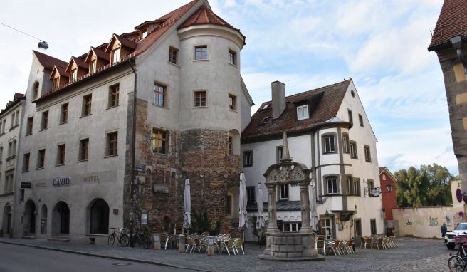 A generic square placeholder image with rounded corners in a figure.