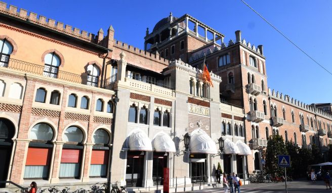 A generic square placeholder image with rounded corners in a figure.