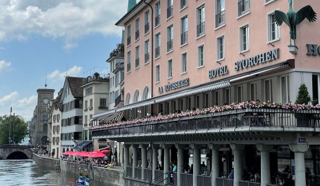 Die Restaurant-Terrasse des Hotels Zum Storchen in Zürich bietet den besten Ausblick auf das Gewusel des Limmat-Schwimmens.
