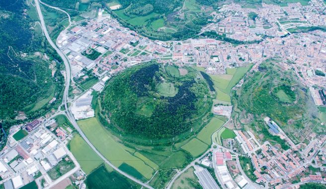 38 Vulkane prägen die Hügellandschaft der Garrotxa, daunter der über Olot thronende Volcà del Montsacopa.