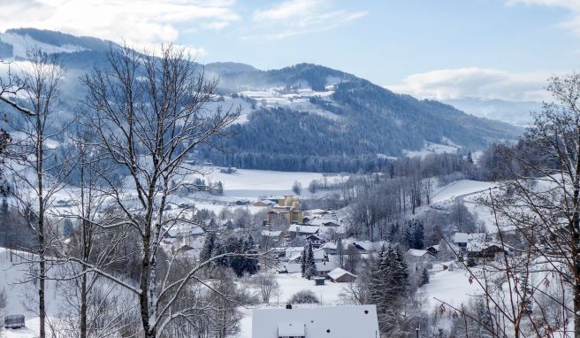 Blick von Oberstaufen in Richtung Süden: dort erstreckt sich die Nagelfluhkette am Horizont.