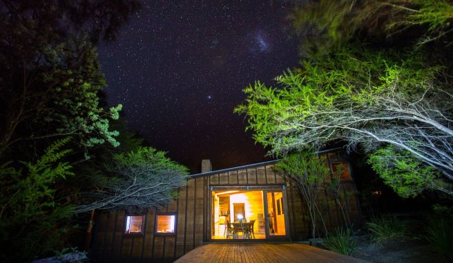 Ein prächtiger Sternenhimmel spannt sich über der «Friendly Beaches Lodge» auf.