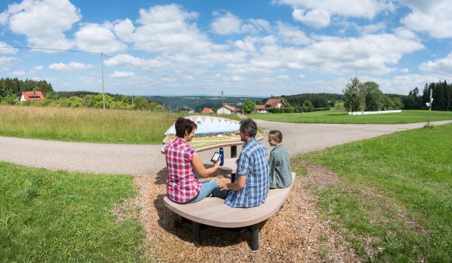 Infotafeln am Auerhahnweg klären über die Namensgebung der Wanderroute auf.