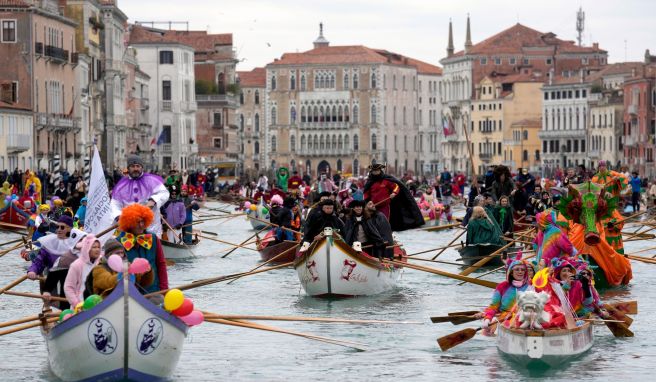 Der Karneval von Venedig in der historischen Lagunenstadt zieht Menschen aus der ganzen Welt an.
