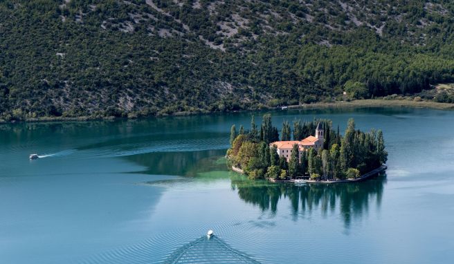 Wer dem Trubel im Nationalpark entkommen will, steigt in eines der Boote zur Insel Visovac.