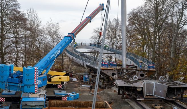 Der neue sogenannte Königsweg soll im Frühjahr 2023 eröffnen. Die an einem Mast hängende Konstruktion soll über dem Felsen schweben und ihn so vor Erosion schützen.