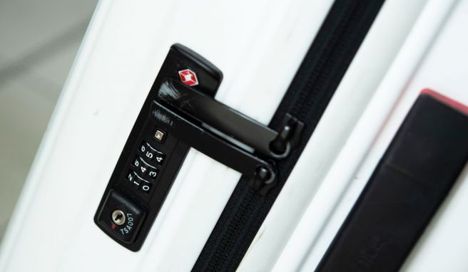 Koffer nur mit genormten Schloss sichern