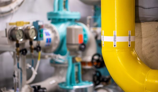 Hier fließt Flüssigerdgas: Die gelben Rohrleitungen auf der «Aidacosma» führen vom Tank in den Maschinenraum.