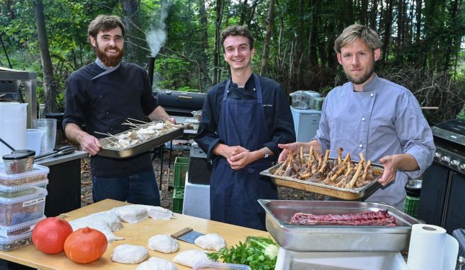 Emil Petersen (l-r), Simon Ortel und Ricco Stiehn sind die drei Jungs von der Eberswalder Kochkommode, hier bei einem Event in einer Parkanlage.