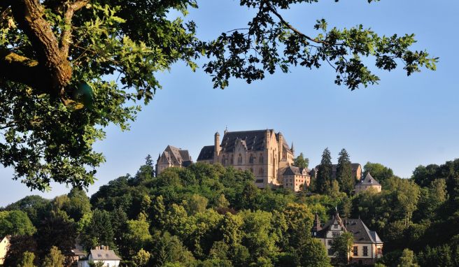 Das Schloss ist in Marburg weithin sichtbar, etwa von der Augustenruhe aus.