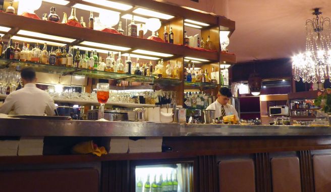 Der italienische Drink Negroni ist eine Legende. In der Bar Basso wird er in Gläsern ausgeschenkt, die ungefähr die Größe von Fußballpokalen haben.