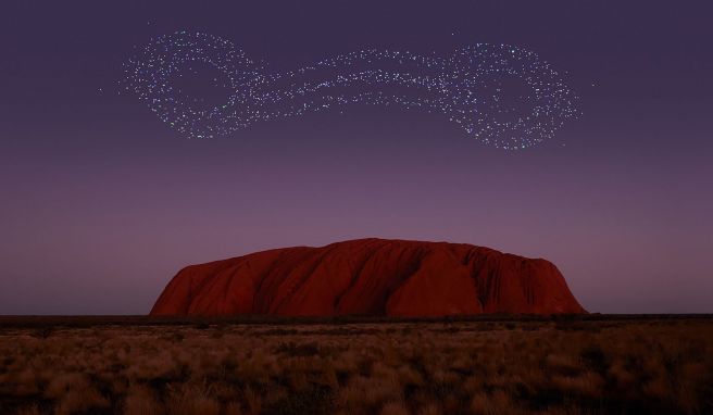 Am Nachthimmel im australischen Outback erscheint eine Lichtshow, die die Geschichte der Aborigines erzählt.