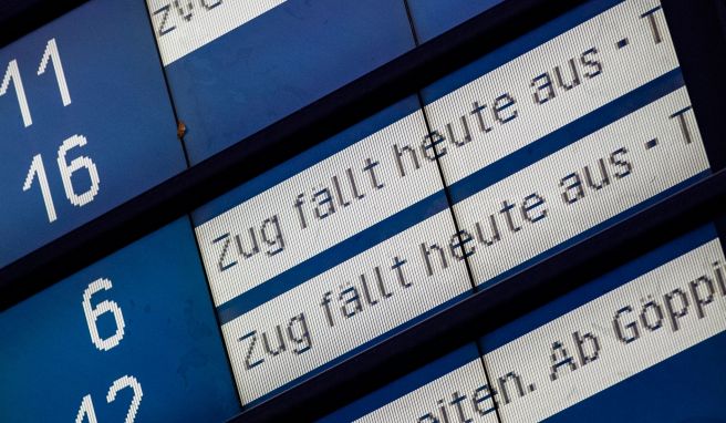 Bahnreisende sind mit Zugausfällen und Verspätungen konfrontiert. Die Gewerkschaft Deutscher Lokomotivführer setzt den Streik im Personenverkehr fort.