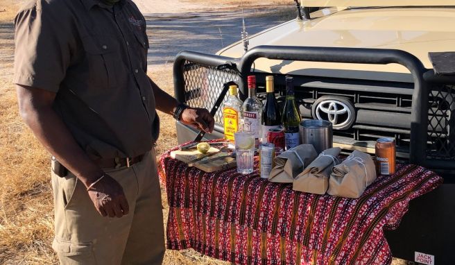 Zeit für Lunch: Ranger Shepherd serviert ihn kurzerhand am Schutzbügel des Jeeps.