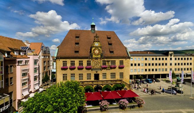 Das Rathaus auf dem Marktplatz wurde im frühen 15. Jahrhundert erbaut. Der Hingucker ist dessen Kunstuhr.