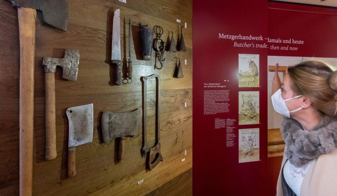 Historische Metzger-Utensilien hängen an einer Schautafel. Auf 100 Quadratmetern kann man mehr als 700 Jahre Wurstgeschichte erleben und sich über Herstellung und Rezeptur informieren.