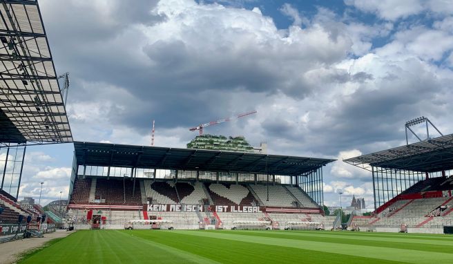 Das Millerntor-Stadion liegt ziemlich genau im Zentrum Hamburgs. Fußballfan Sören führt Besuchergruppen umher.