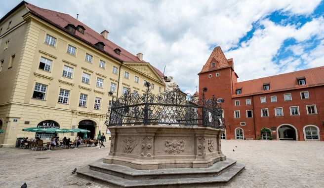 A generic square placeholder image with rounded corners in a figure.