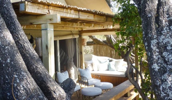 Fünf solche Hauszelte stehen im Mpala Jena Camp im Sambesi-Nationalpark.