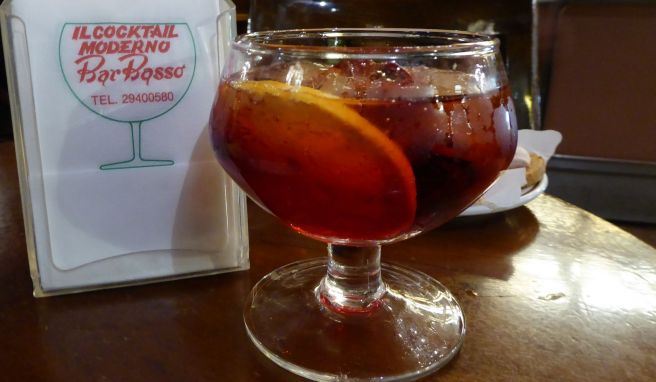 Der Negroni Sbagliato ist die Abwandlung des Kult-Getränks, die in der Bar Basso erfunden wurde. Statt Gin ist Prosecco drin.