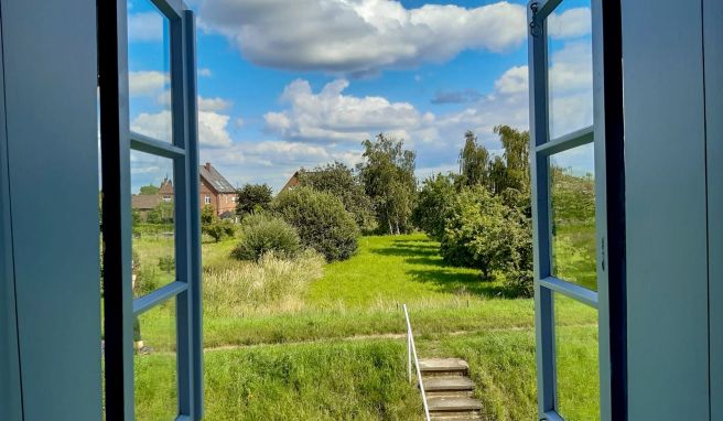 A generic square placeholder image with rounded corners in a figure.