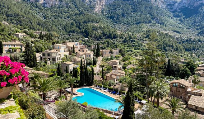 Mallorca im Hinterland: Entspannung mit idyllischem Blicken auf Deià nach der Wanderung im Hotel La Residencia.