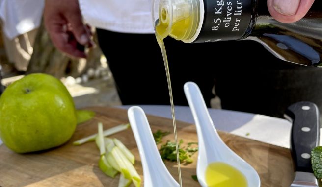 Schon einmal eine Olivenöl-Verkostung erlebt? Im\nRestaurant El Olivo in Deià haben Touristen die Möglichkeit dazu.