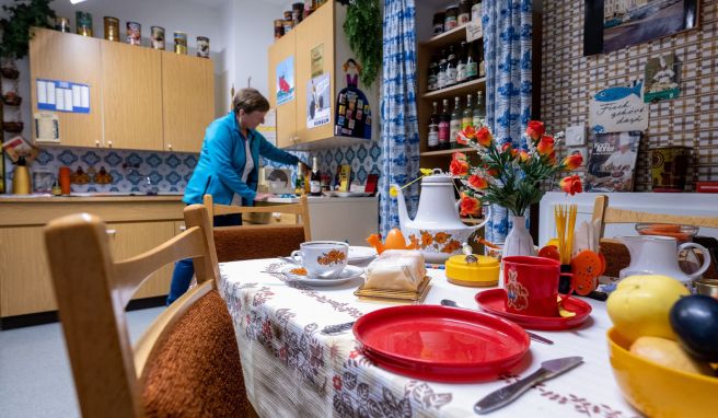 Die Schränke, die Tapete, das Geschirr: So sieht die Küche in der nachgebauten DDR-Wohnung aus.