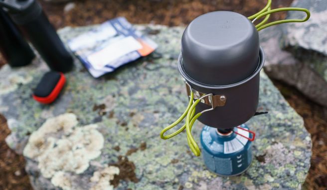 Ab auf den Gaskocher: Das Freiluft-Dinner besteht aus gefriergetrockneter Outdoor-Nahrung.