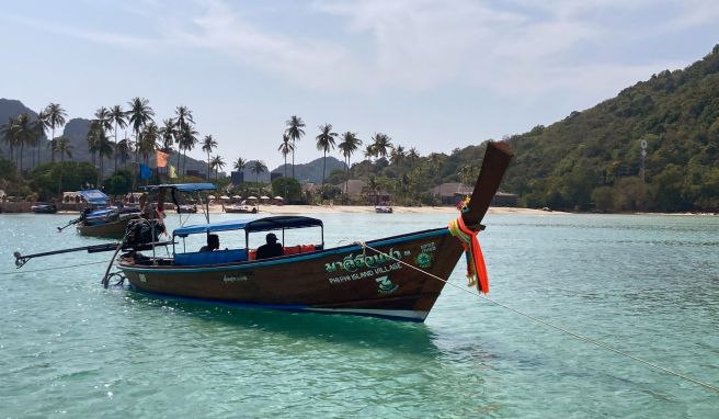 Die traditionellen Longboats werden oft auch für Tauchausflüge genutzt.