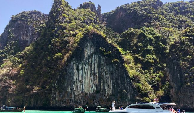 Auf Phi Phi Leh liegt die Maya Bay, die nach mehrjähriger Schließung wieder geöffnet ist. Boote müssen nun aber auf der gegenüberliegenden Seite der Insel ankern.