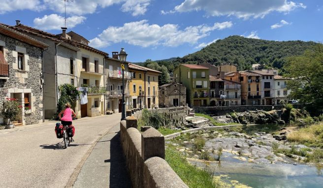 Sant Feliu de Pallerols liegt idyllisch am Fluss Brugent.