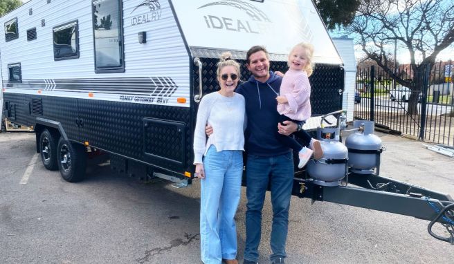 Sarah Excell (v.l.n.r.), ihr Mann Sam und ihre gemeinsame Tochter Eva: Die Familie ist Teil der immer größer werdenden «Van Life»-Bewegung.