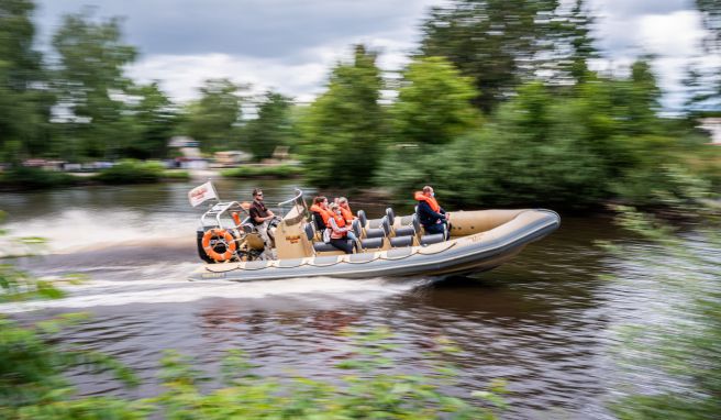 Bei der Splash-Safari heizt man mit dem Schnellboot über den Tansania-See des Serengeti-Parks Hodenhagen.