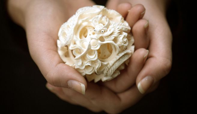 Vom Zoll sichergestellt: eine Schnitzerei aus Elfenbein.