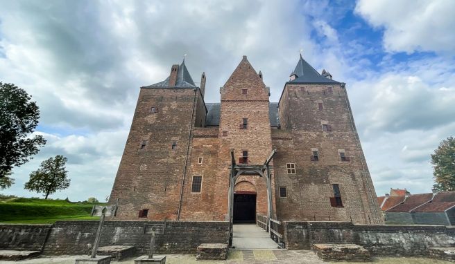 Kaum ein Fenster, nur nackte, meterdicke Mauern: Slot Loevestein war früher als Tower von Holland bekannt.
