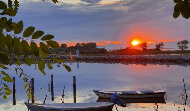 Gerade zu kitschig-romantisch: Ein Sonnenuntergang über der Lagune.