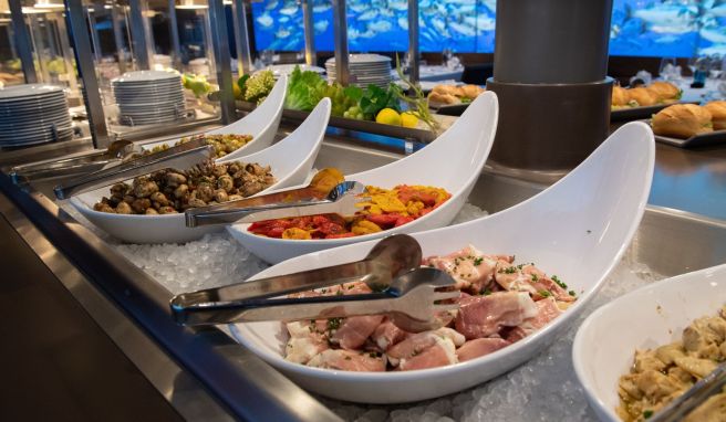Um Lebensmittelverschwendung einzudämmen, setzt manche Reedereien vermehrt auf à la carte statt Buffet.