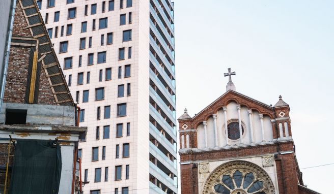 Neben der St.-Josefs-Kathedrale ragt das Cathedral Plaza auf, 19 Stockwerke, 75 Meter. Ein Gericht erklärte den Bau des Bürohochhauses 2011 für illegal, so ist es bis heute ungenutzt.