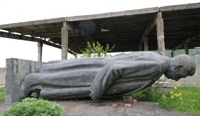 Geheimniskrämerei: Das 2010 ausrangierte Stalin-Denkmal lagert auf einem für die Öffentlichkeit nicht zugänglichen Grundstück. Bis heute ist unklar, was mit der Statue geschehen soll.