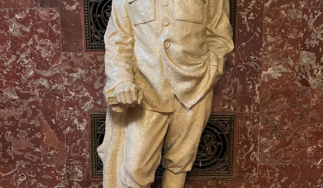 An dieser Skulptur Stalins kommen Museumsbesucher zwangsläufig vorbei. Sie steht gleich an der Haupttreppe im Eingangsfoyer.