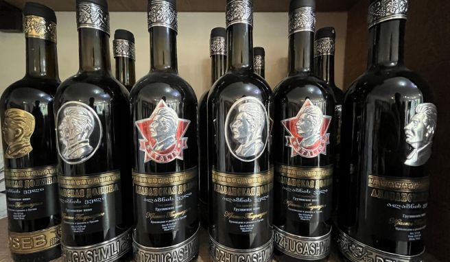 Doppelvermarktung: Georgien ist ein uraltes Weinland, Gori der Geburtsort Stalins. Warum als Souvenir nicht einen «Stalin-Wein»  feilbieten, wie hier im Laden gegenüber des Museums? Vor allem die russischen Touristen stehen drauf.