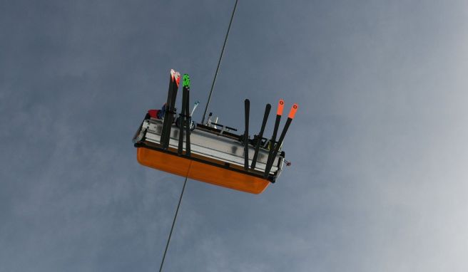 Skifahrer sind im Sessellift zum Zugspitzplatt unterwegs. Deutschlands höchstgelegenstes Skigebiet auf der Zugspitze ist am Freitag in die Wintersaison 2021/2022 gestartet.