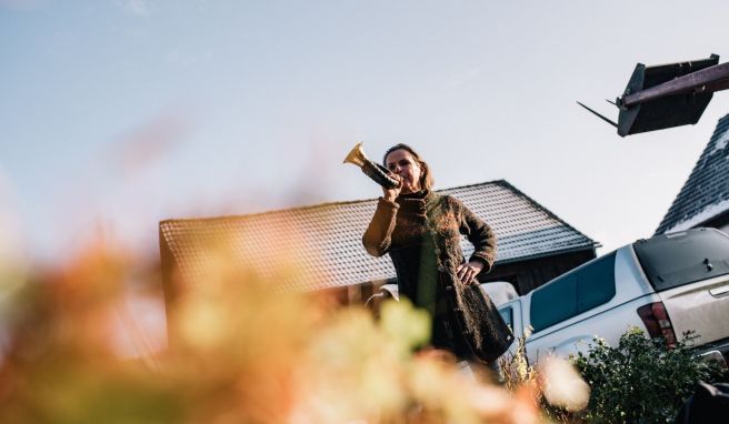 A generic square placeholder image with rounded corners in a figure.