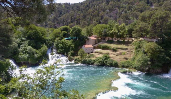 Die Stromschnellen und Kaskaden der Krka sind über Jahrtausende aus dem Kalkgestein Travertin gewachsen.