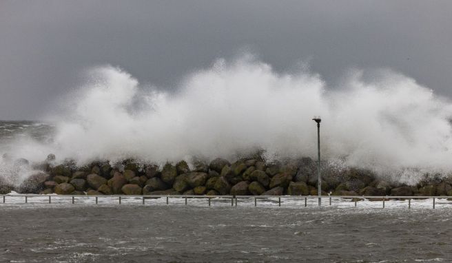 Ein Sturmtief sorgt aktuell für Hochwasser und meterhohe Wellen an der Ostsee. Das hat auch für Urlauber Folgen.