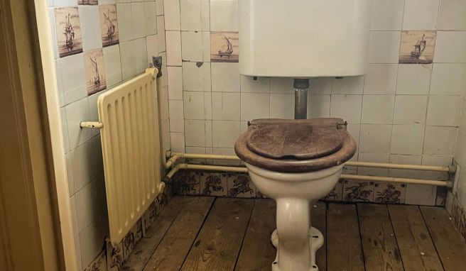 So ging der letzte Monarch Deutschlands auf\'s Klo: Die Toilette von Kaiser Wilhelm II. in Haus Doorn.