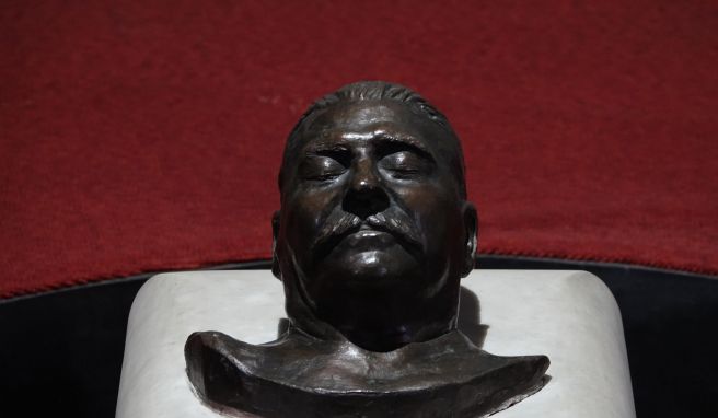 Vor 70 Jahren: In einem Saal des Museums wird an Stalins Tod am 5.3.1953 erinnert. Zu sehen ist auch eine Totenmaske.