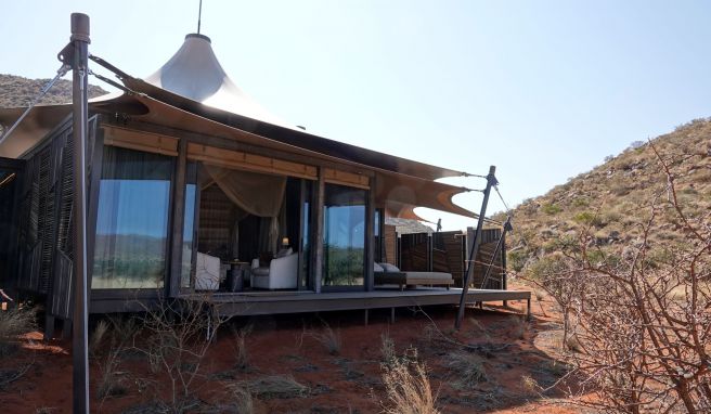 Solarenergie für den Strom, für Kleintiere schattenspendende Gehwege: das neue «Tswalu Loapi Camp» in der Kalahari im Norden Südafrikas.
